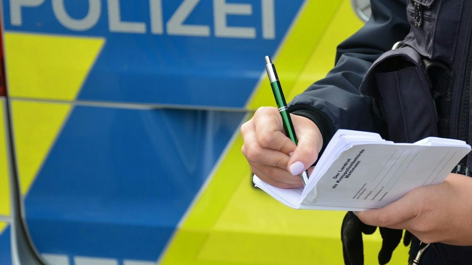 Polizeiauto mit Blaulicht im Einsatz.