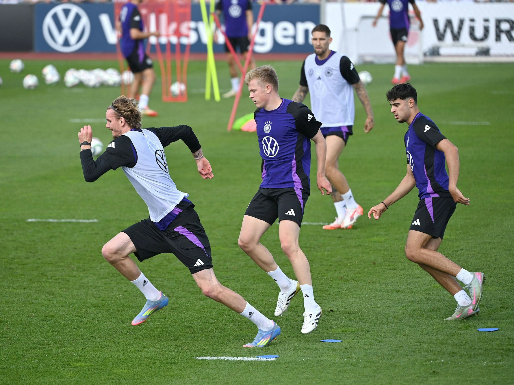 Nick Woltemade (l.), Jonathan Burkardt (M.), Aleksandar Pavlovic beim Training