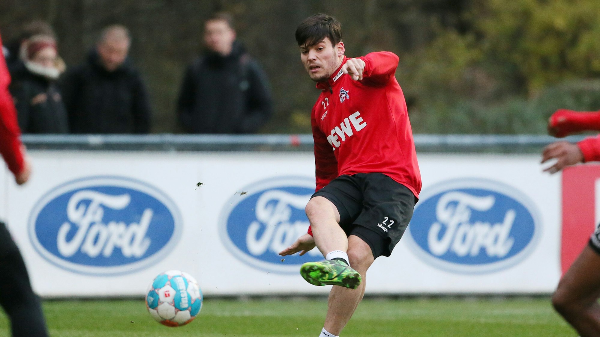 Jorge Meré im Dezember 2021 beim 1. FC Köln im Training.