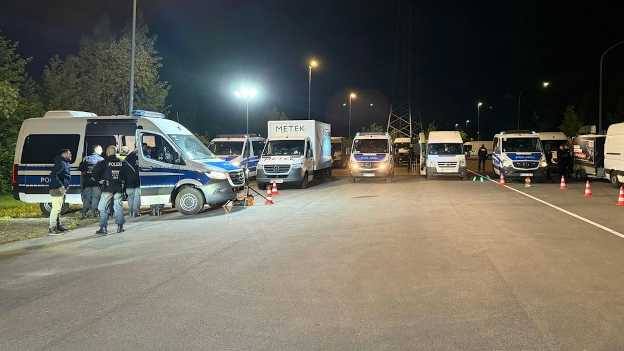 Polizeiliche Kontrollstelle am Sulterkamp in Essen-Bergeborbeck bei einer gemeinsamen Aktion von Polizei, Zoll und Stadt