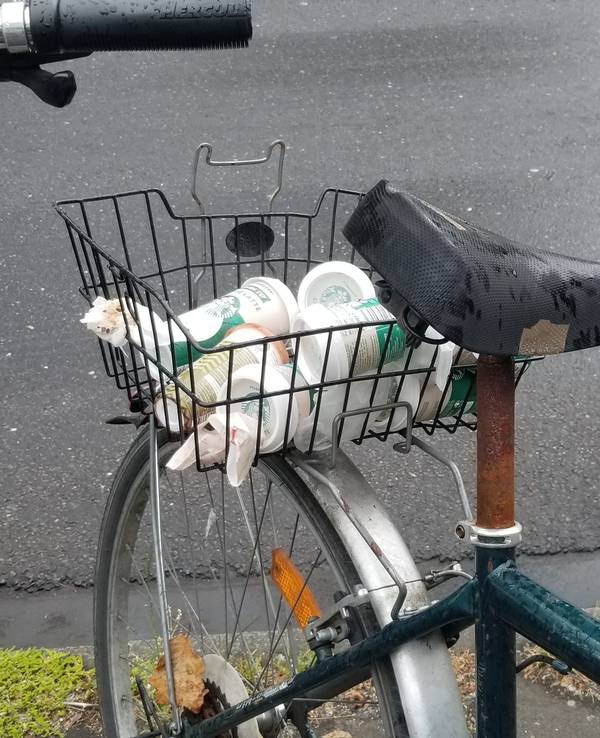 Müll in einem Fahrradkorb