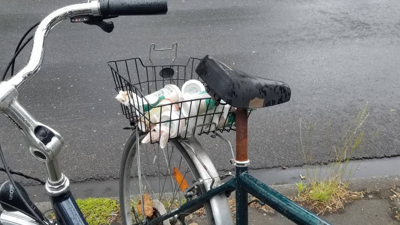 Müll in einem Fahrradkorb