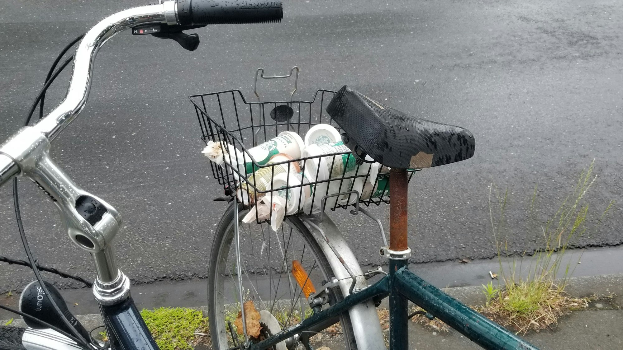 Müll in einem Fahrradkorb