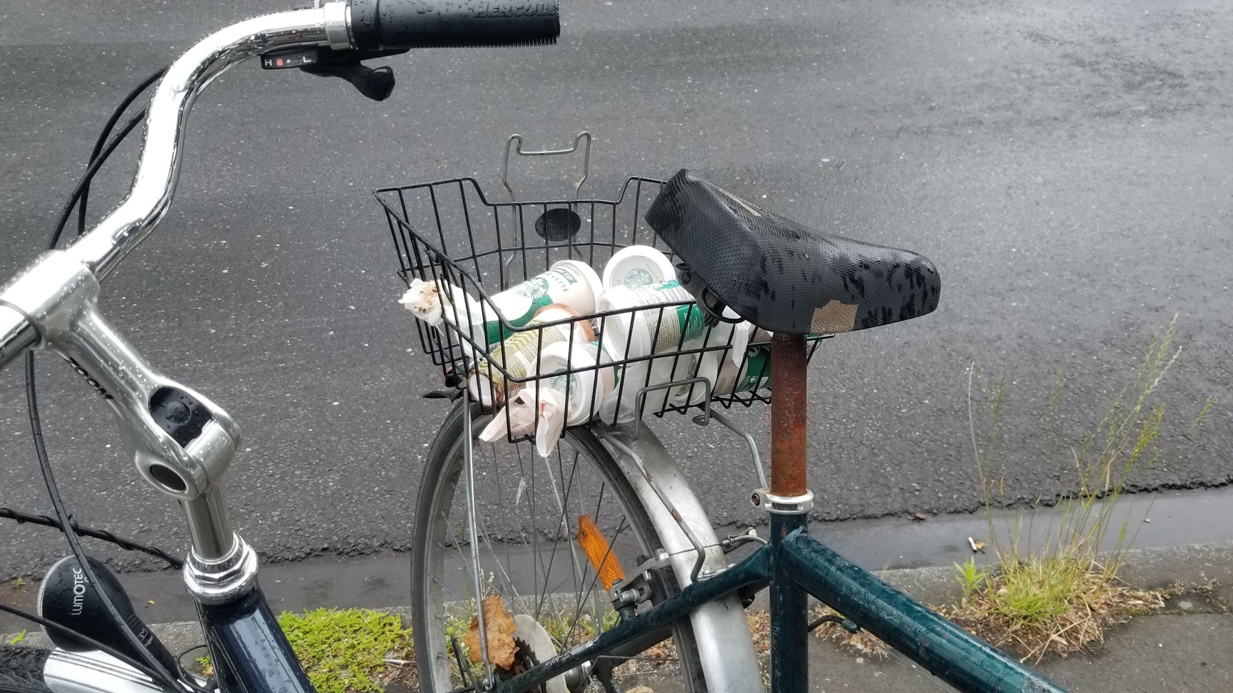 Müll in einem Fahrradkorb