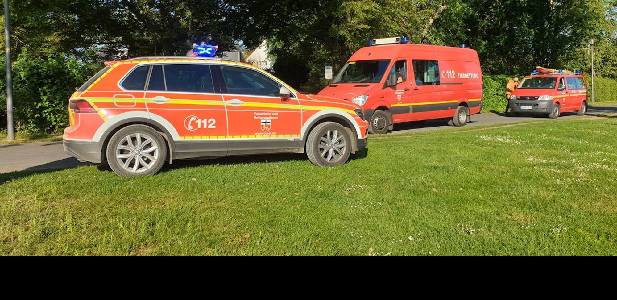 Rettungskräfte der Feuerwehr auf dem Rhein bei einem Einsatz für ein manövrierunfähiges Binnenschiff bei Bonn-Oberkassel