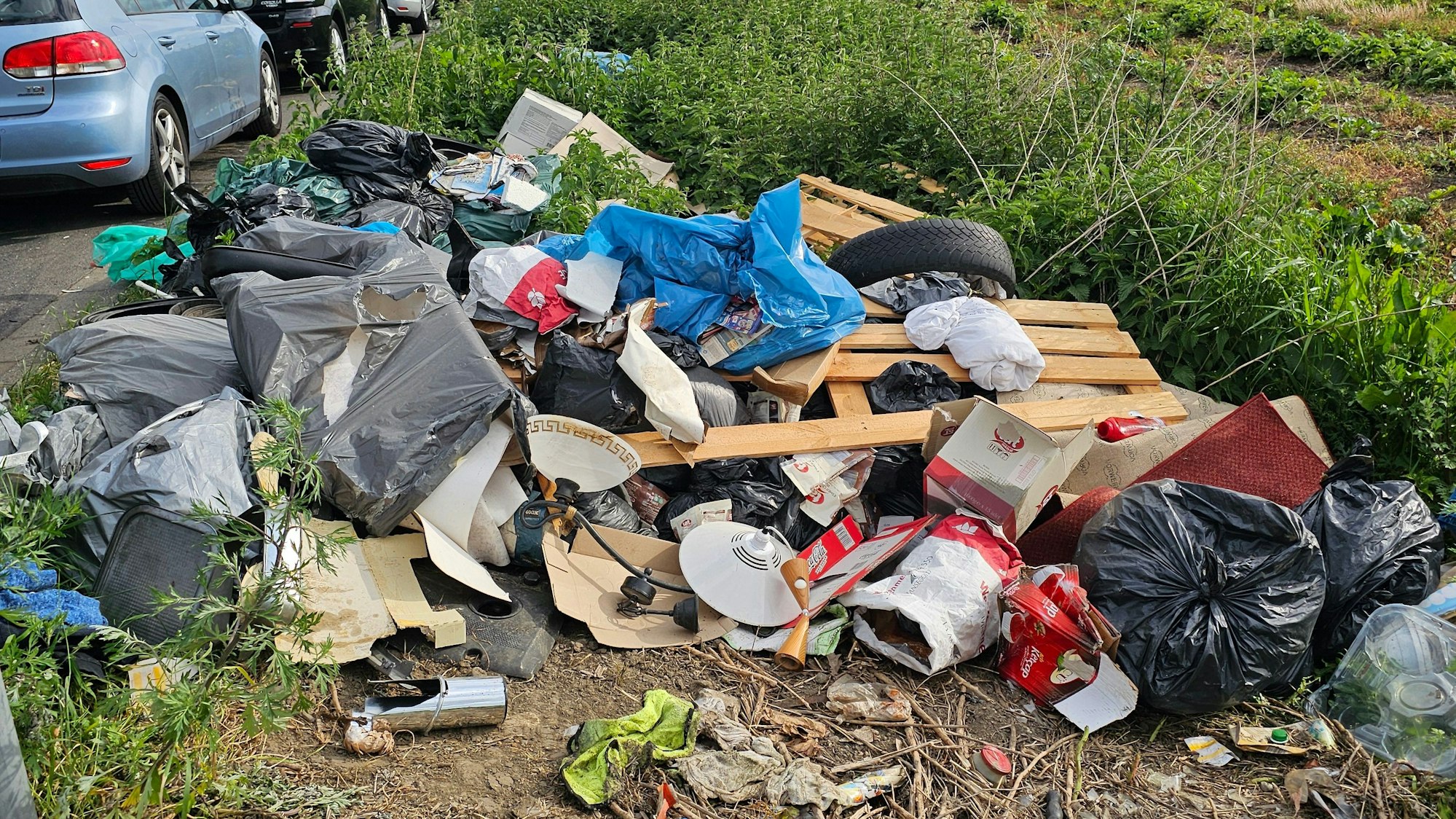 Diese wilde Müllkippe wurde in Meschenich fotografiert.