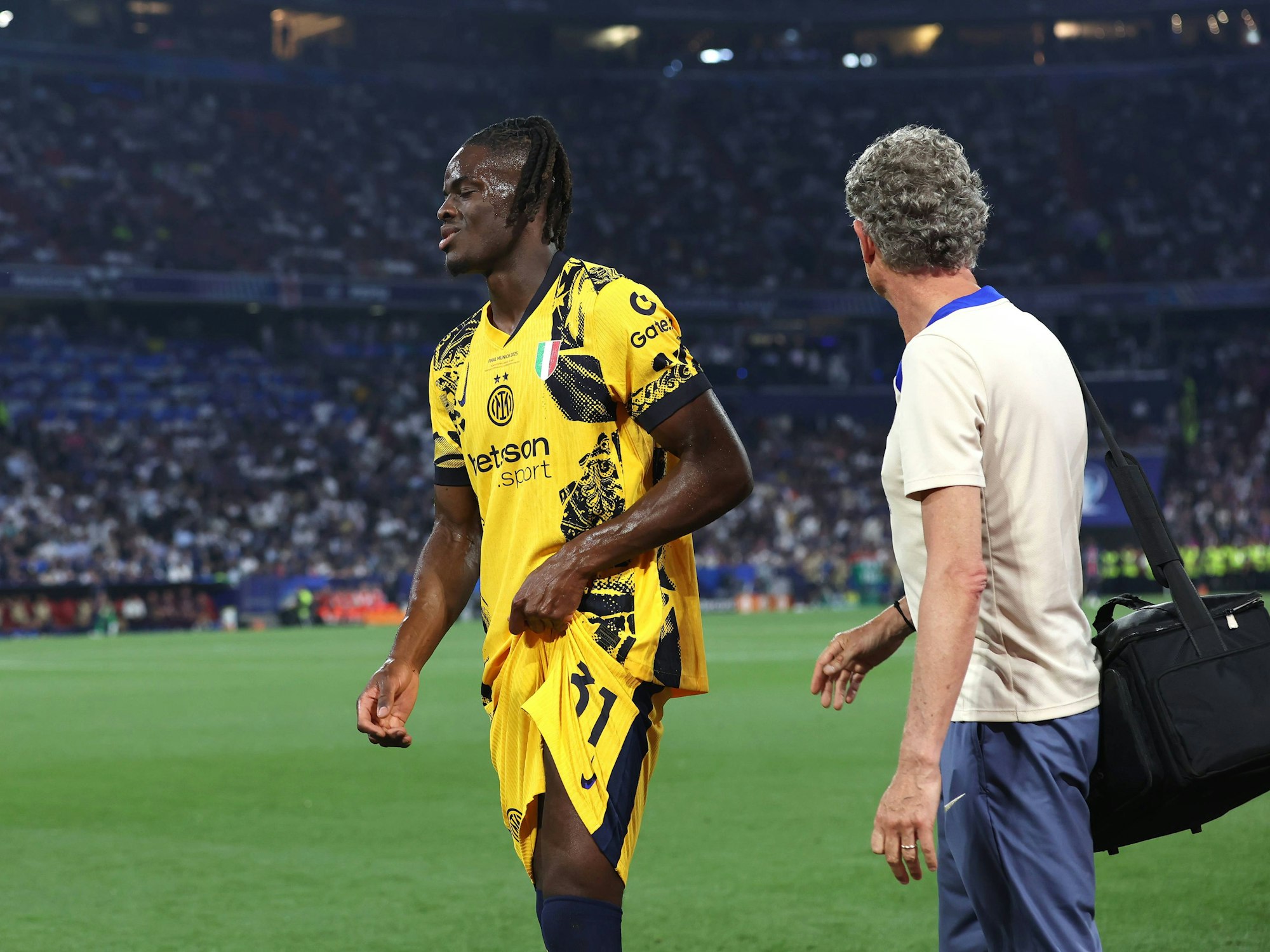 Nationalspieler Yann Bisseck musste im Finale der Champions League am Samstag (31. Mai 2025) verletzungsbedingt ausgewechselt werden.