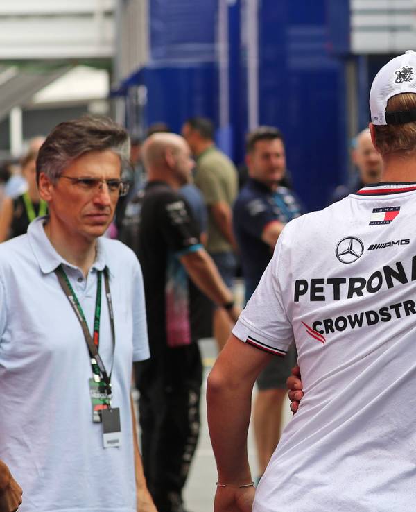 Mick Schumacher umarmt Flavio Briatore