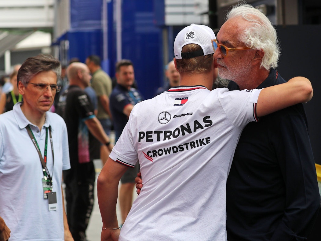 Mick Schumacher umarmt Flavio Briatore