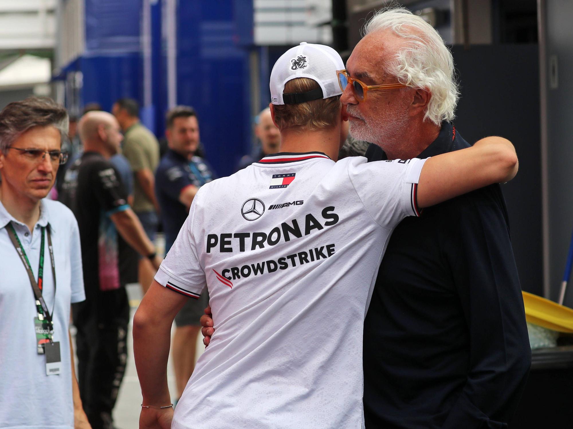 Mick Schumacher umarmt Flavio Briatore