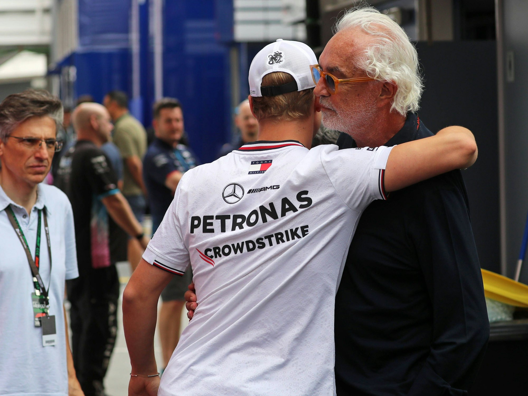 Mick Schumacher umarmt Flavio Briatore