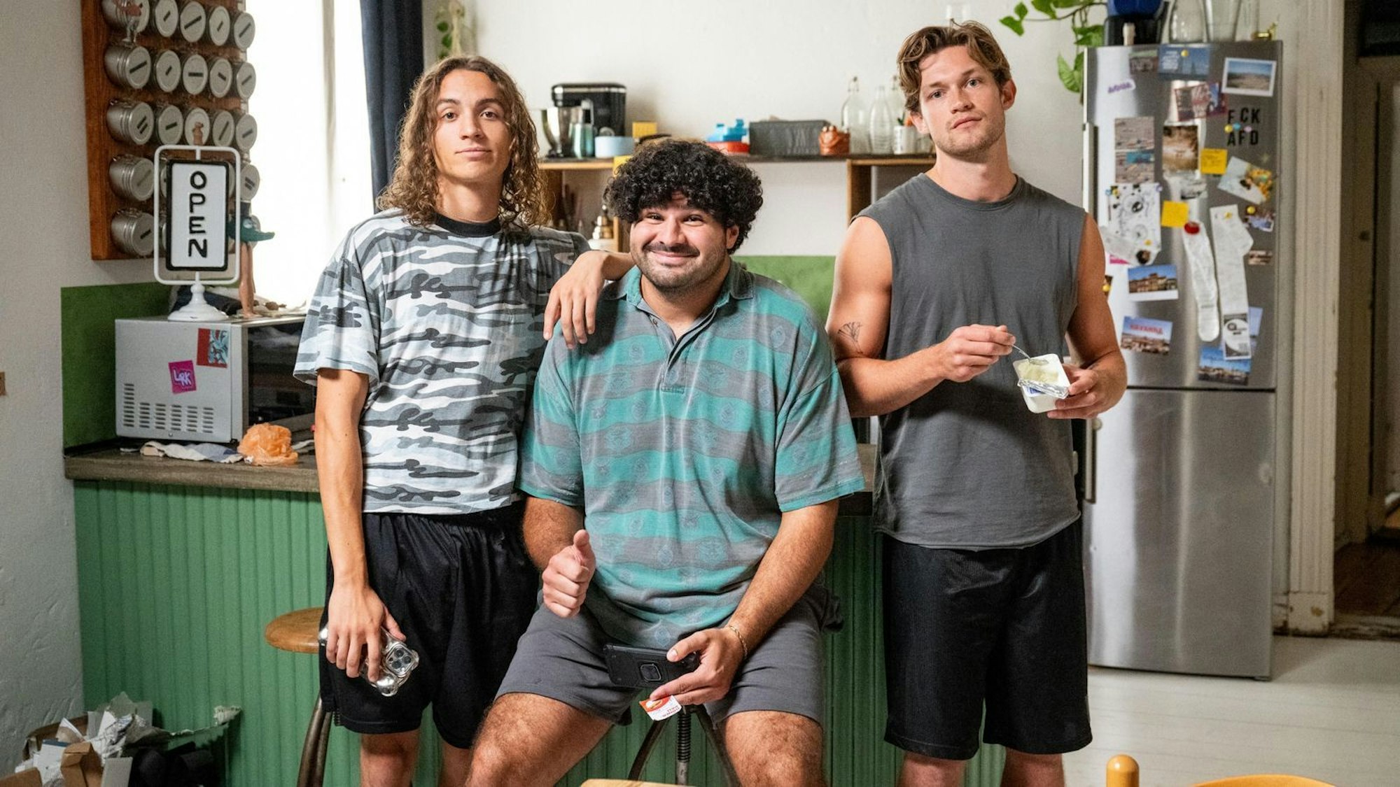 Oskar Redfern, Samir Salim und Damian Hardung (von links) spielen in der neuen Dramedy-Serie „Softies“ eine Freundesgruppe, die auf der Suche nach sich selbst ist. (Bild: RTL / Christoph Assmann)