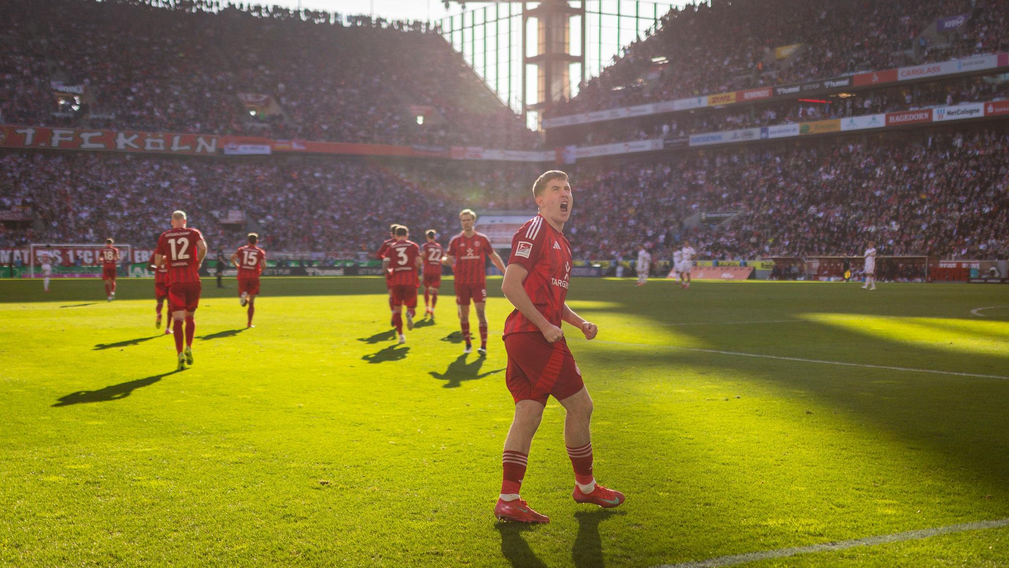 Isak Johannesson jubelt über ein Tor im Kölner Stadion.