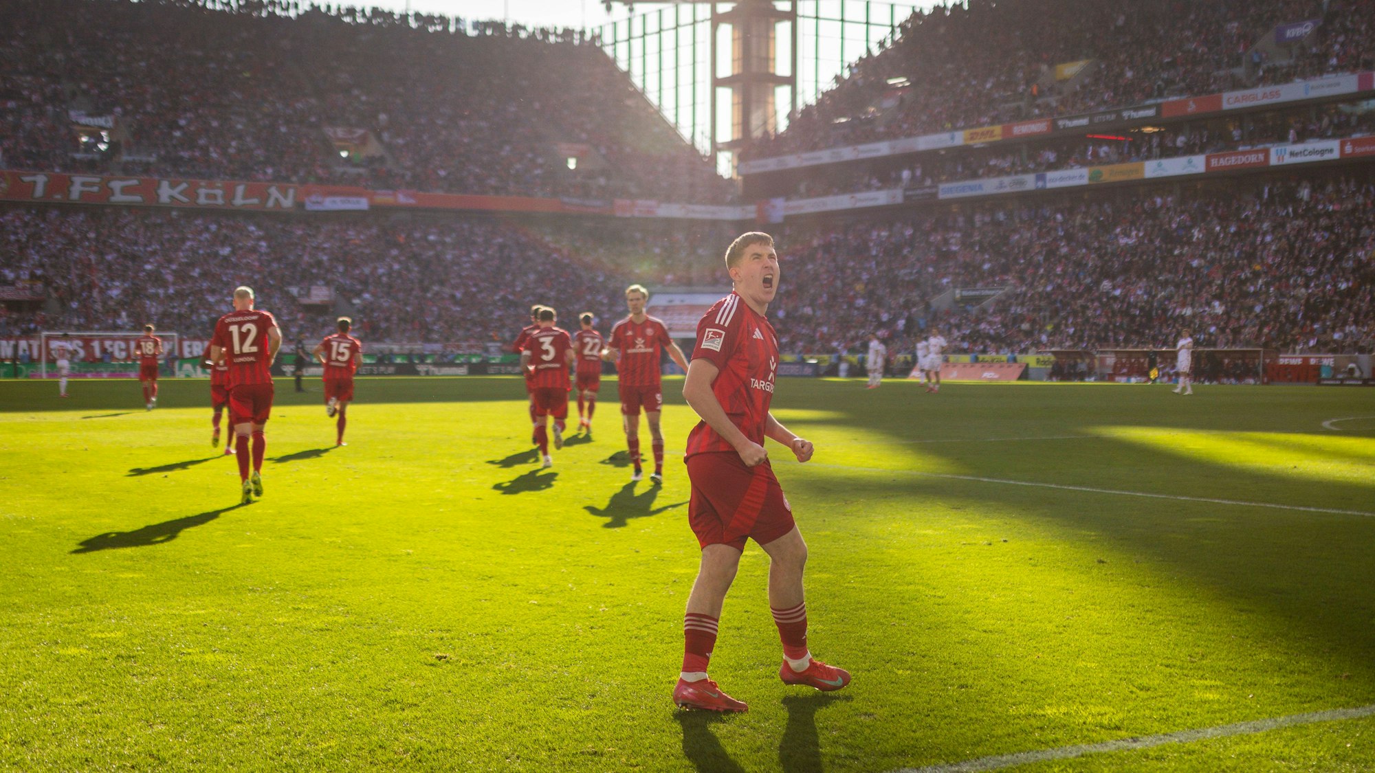 Isak Johannesson jubelt über ein Tor im Kölner Stadion.