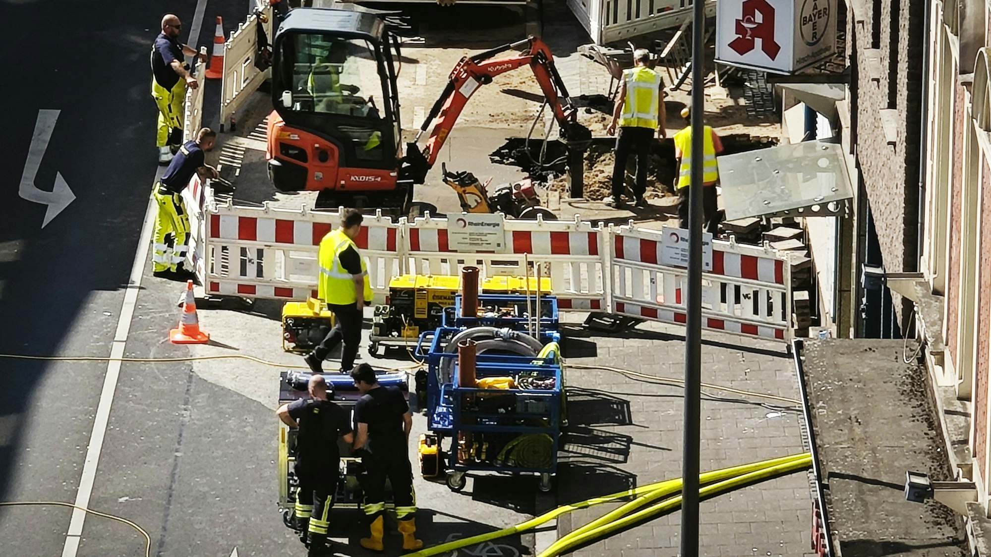Die Straße wird aufgerissen, der Bereich ist abgesperrt.