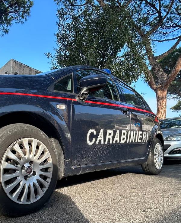 Ein italienisches Polizeiauto steht an der Straße.
