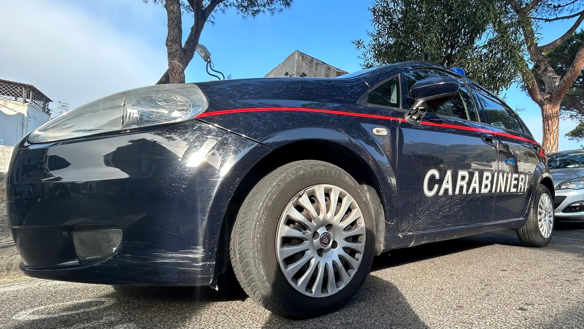 Ein italienisches Polizeiauto steht an der Straße.