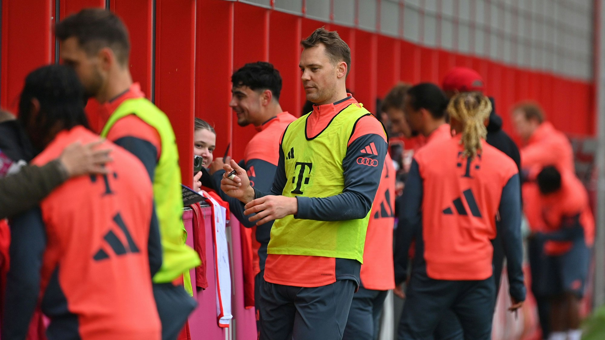 Manuel Neuer bei einer Autogrammstunde rund um eine Trainingseinheit beim FC Bayern München.