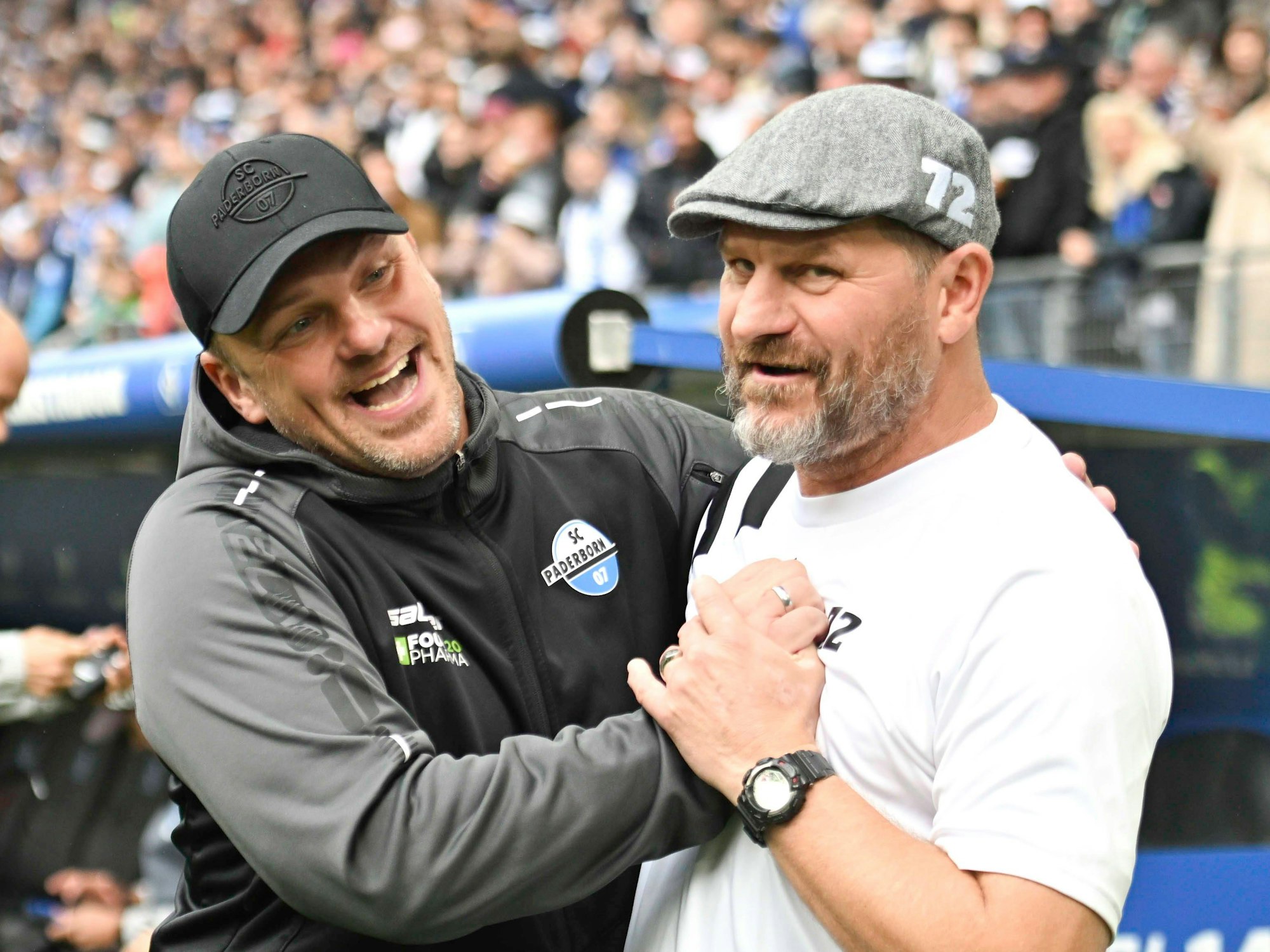 Der ehemalige HSV-Trainer Steffen Baumgart (r.) gemeinsam mit Lukas Kwasniok am 28. September 2024 vor der Partie zwischen Hamburg und Paderborn.