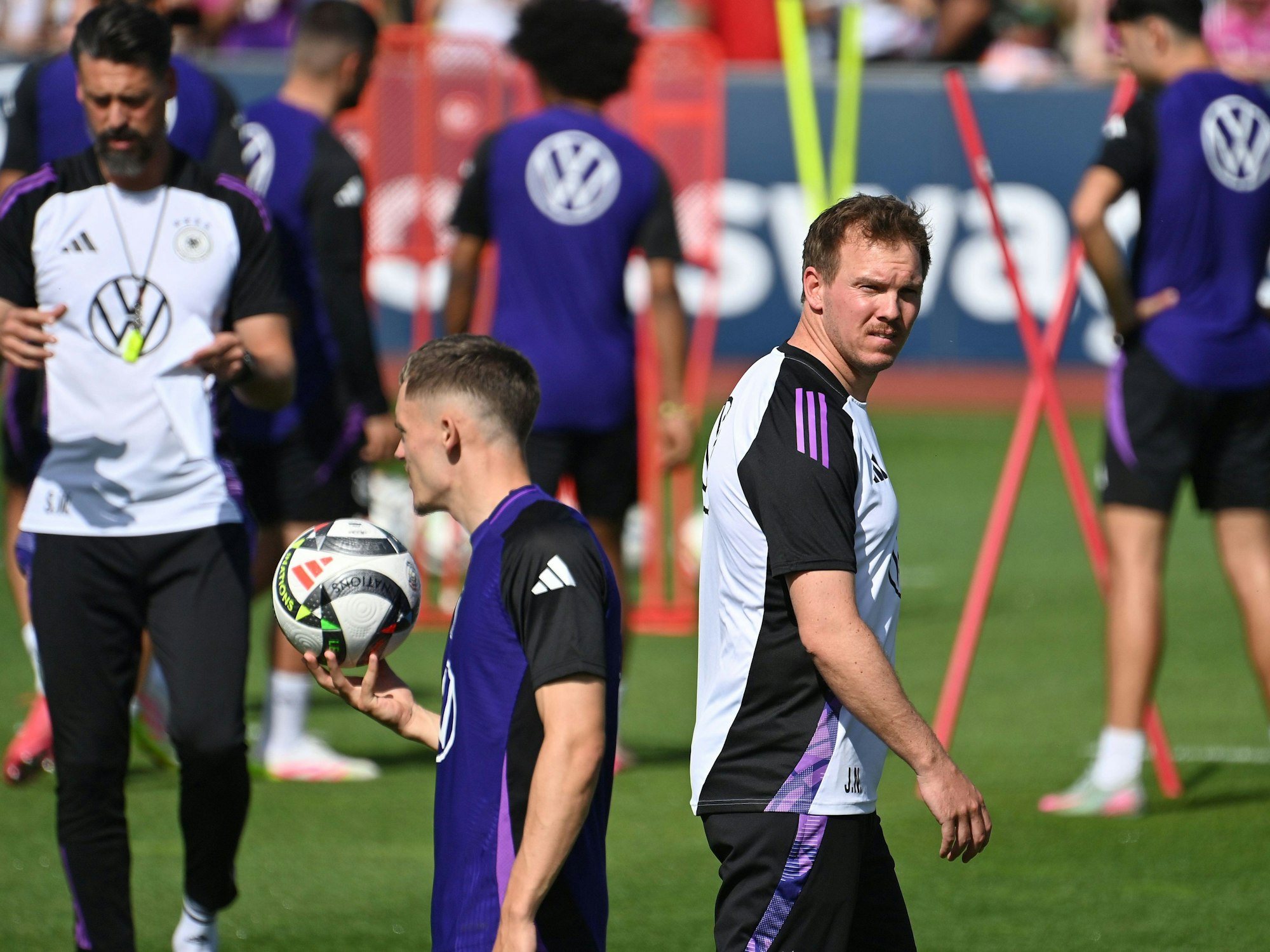 Julian Nagelsmann geht beim Training über den Platz.