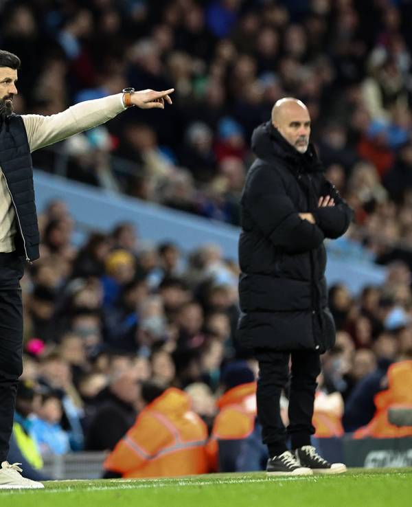 Der neue Schalke-Trainer Miron Muslic am 1. März 2025 im Spiel gegen Manchester City.