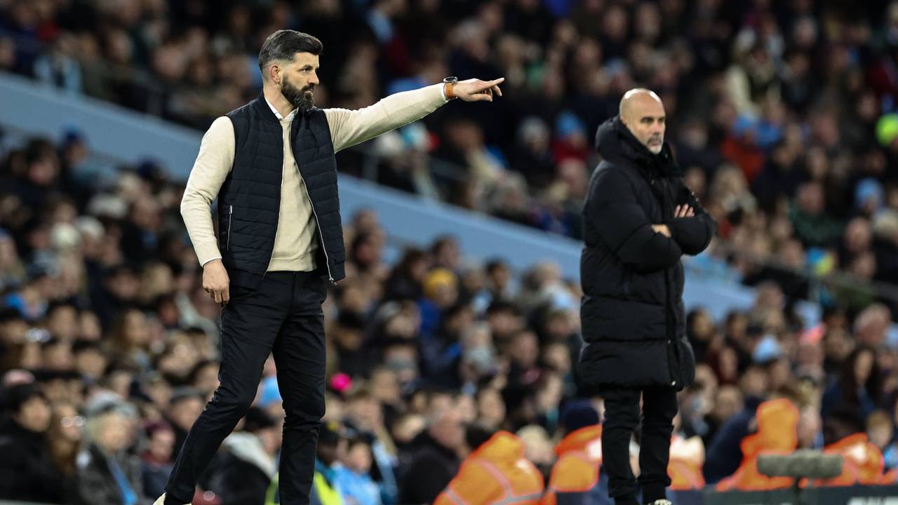 Der neue Schalke-Trainer Miron Muslic am 1. März 2025 im Spiel gegen Manchester City.