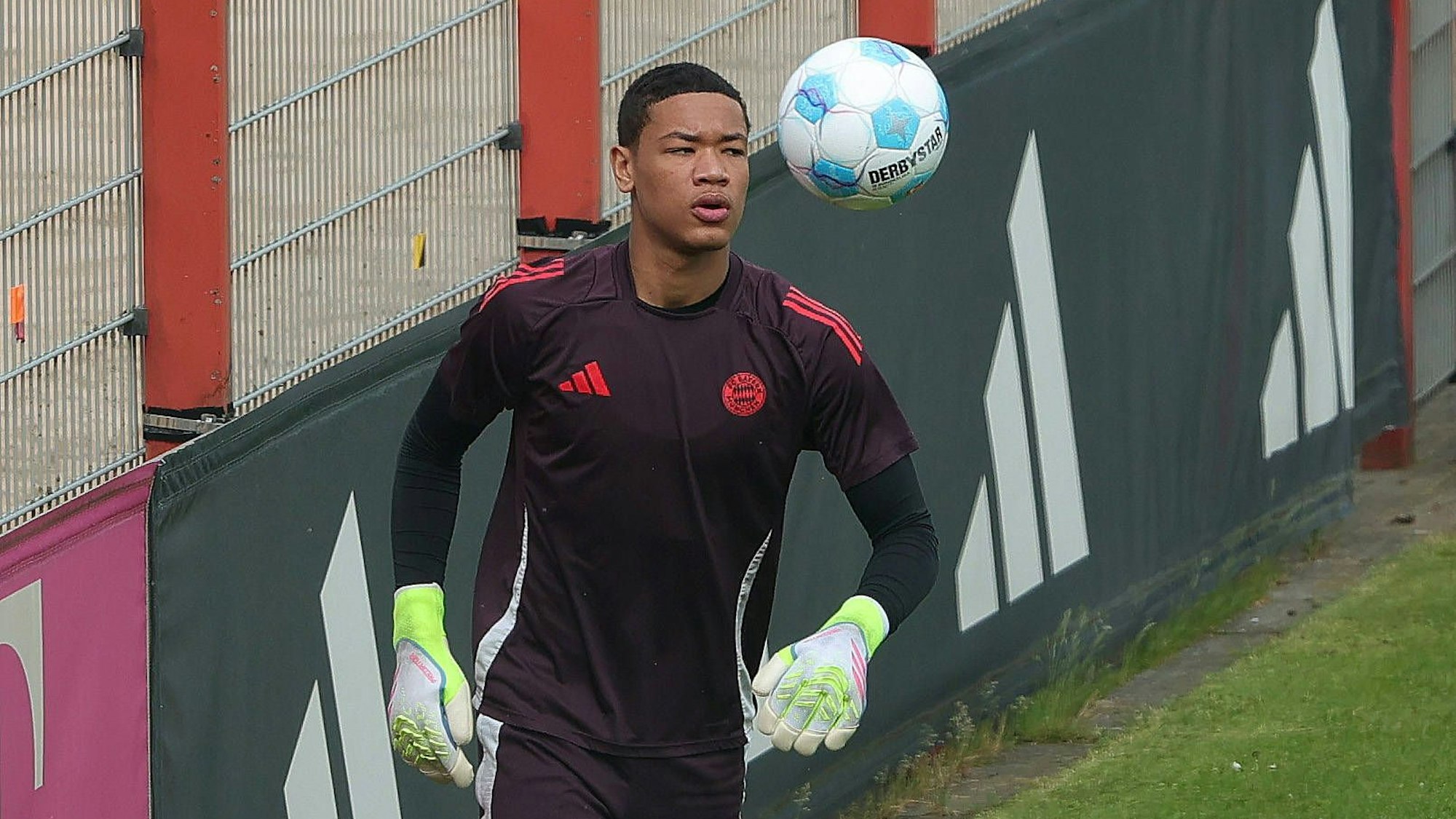Leonard Prescott bei einer Trainingseinheit für den FC Bayern an der Säbener Straße.