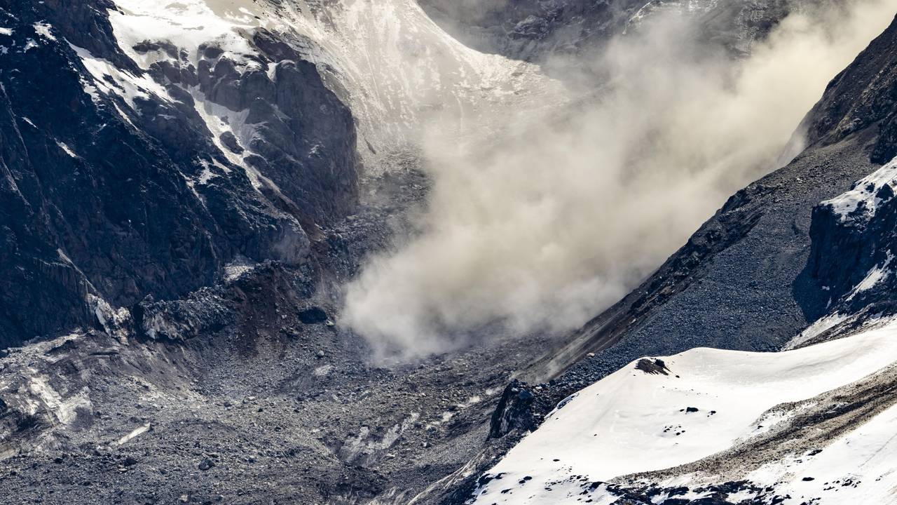 Ein Blick auf das Kleine Nesthorn zeigt die Spuren der Felsen oberhalb des Dorfes Blatten, die abbrachen und ins Tal rutschten. Ein großer Teil des Dorfes Blatten im Lötschental im Kanton Wallis wurde unter Massen von Eis, Schlamm und Felsen begraben.