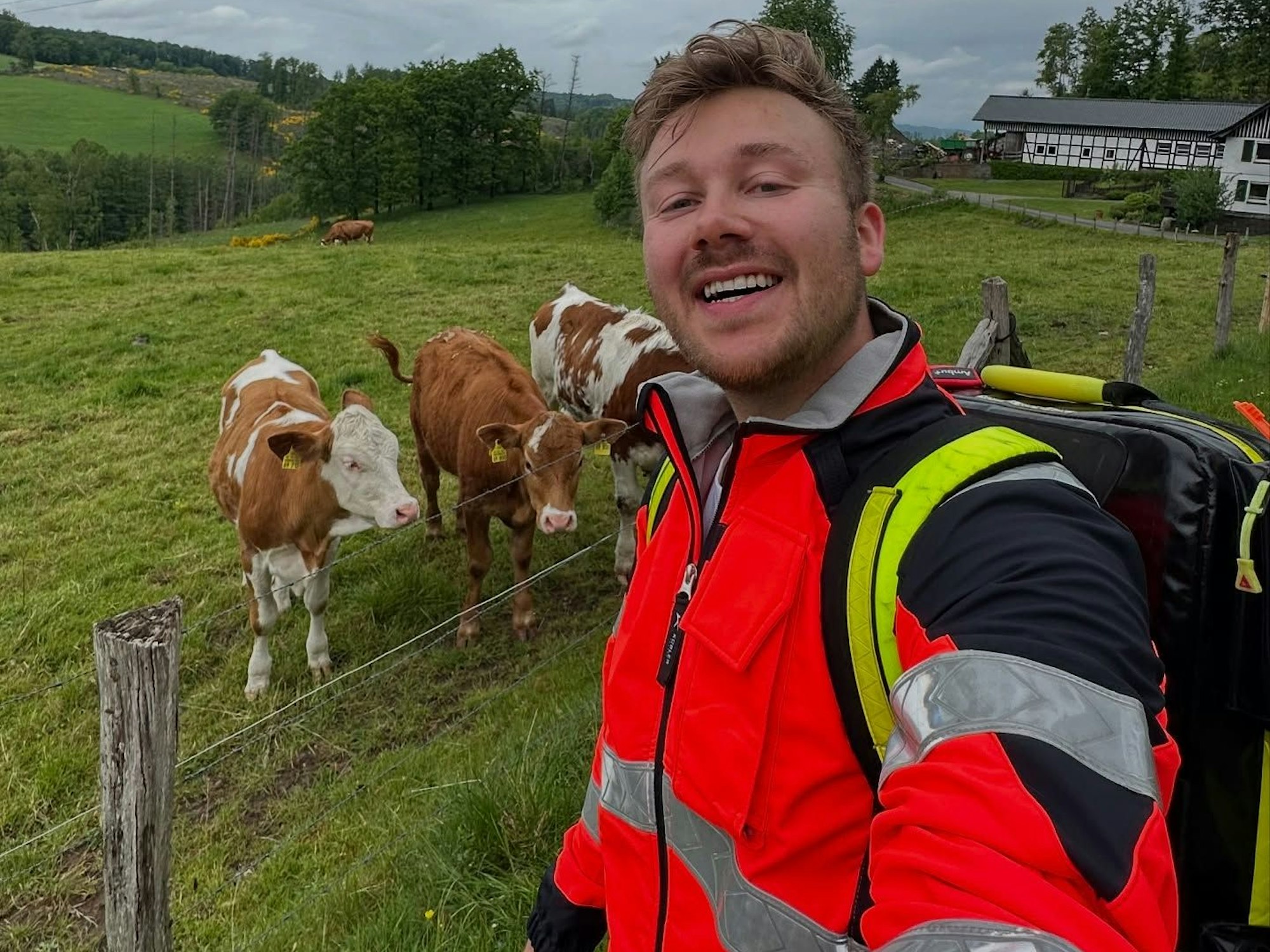 Marcel Wilhelm läuft an einer Kuhweide vorbei.