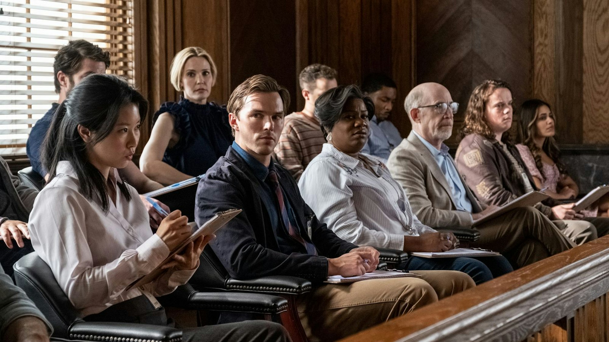 Eastwoods bislang letzte Regiearbeit: das Justizdrama „Juror #2“ mit Nicholas Hoult (vorne, zweiter von links) in der Hauptrolle. (Bild: 2024 Warner Bros. Entertainment)