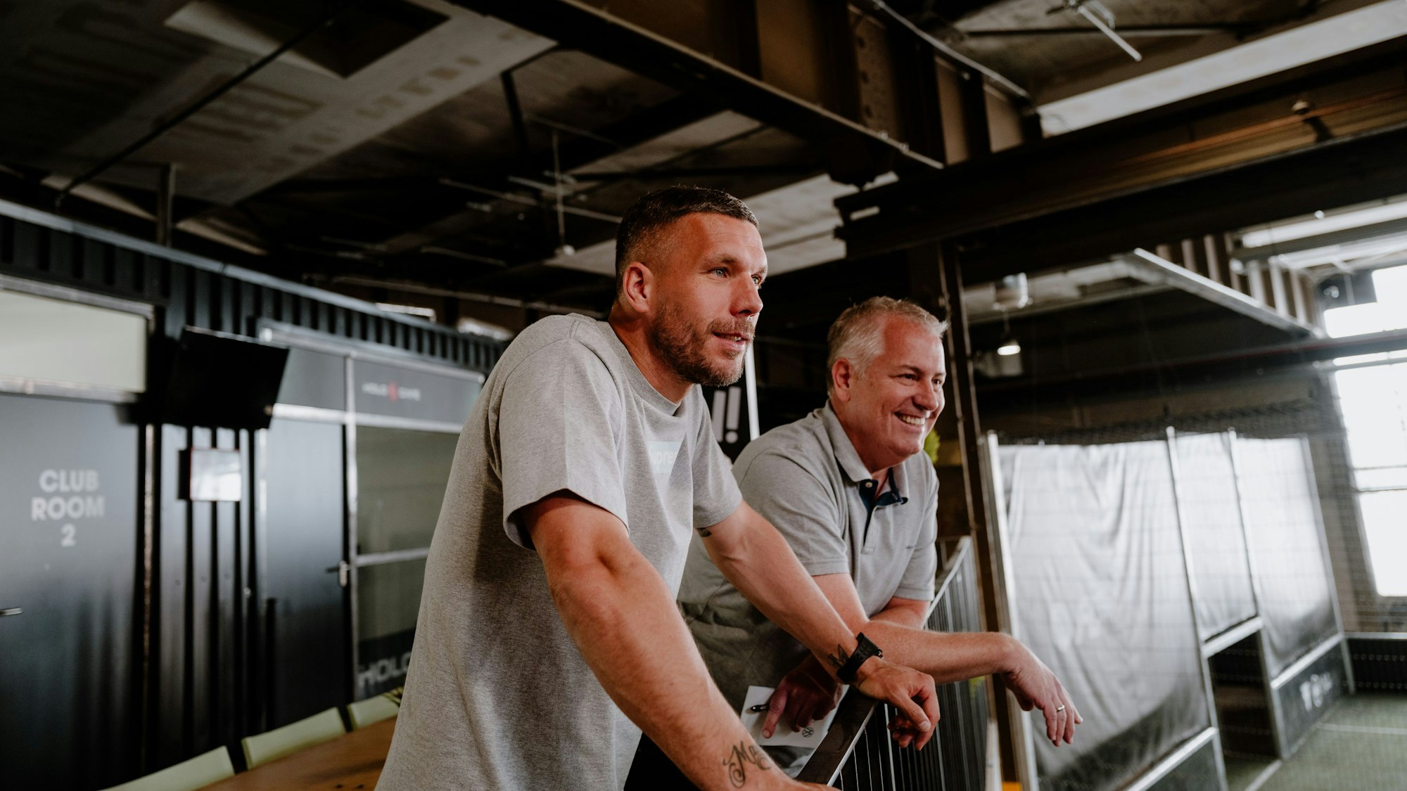 Lukas Podolski beim Gespräch mit Marcel Schwamborn.