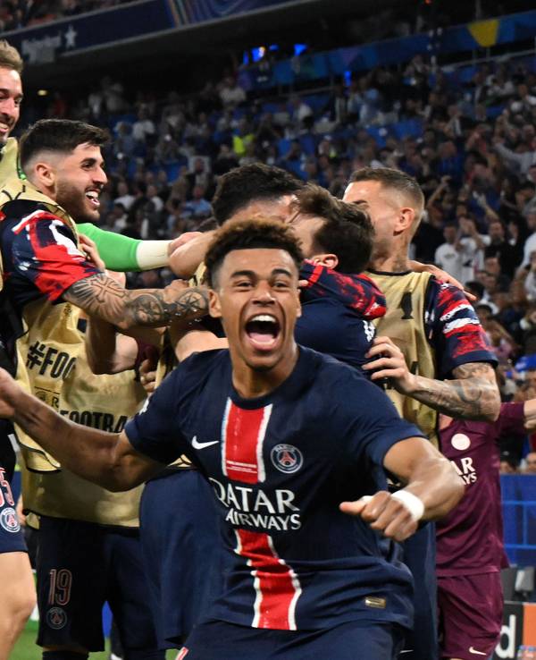 Paris Saint-Germain jubelt im Finale der Champions League gegen Inter Mailand.