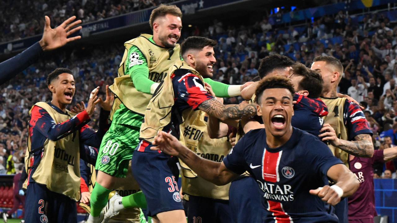 Paris Saint-Germain jubelt im Finale der Champions League gegen Inter Mailand.