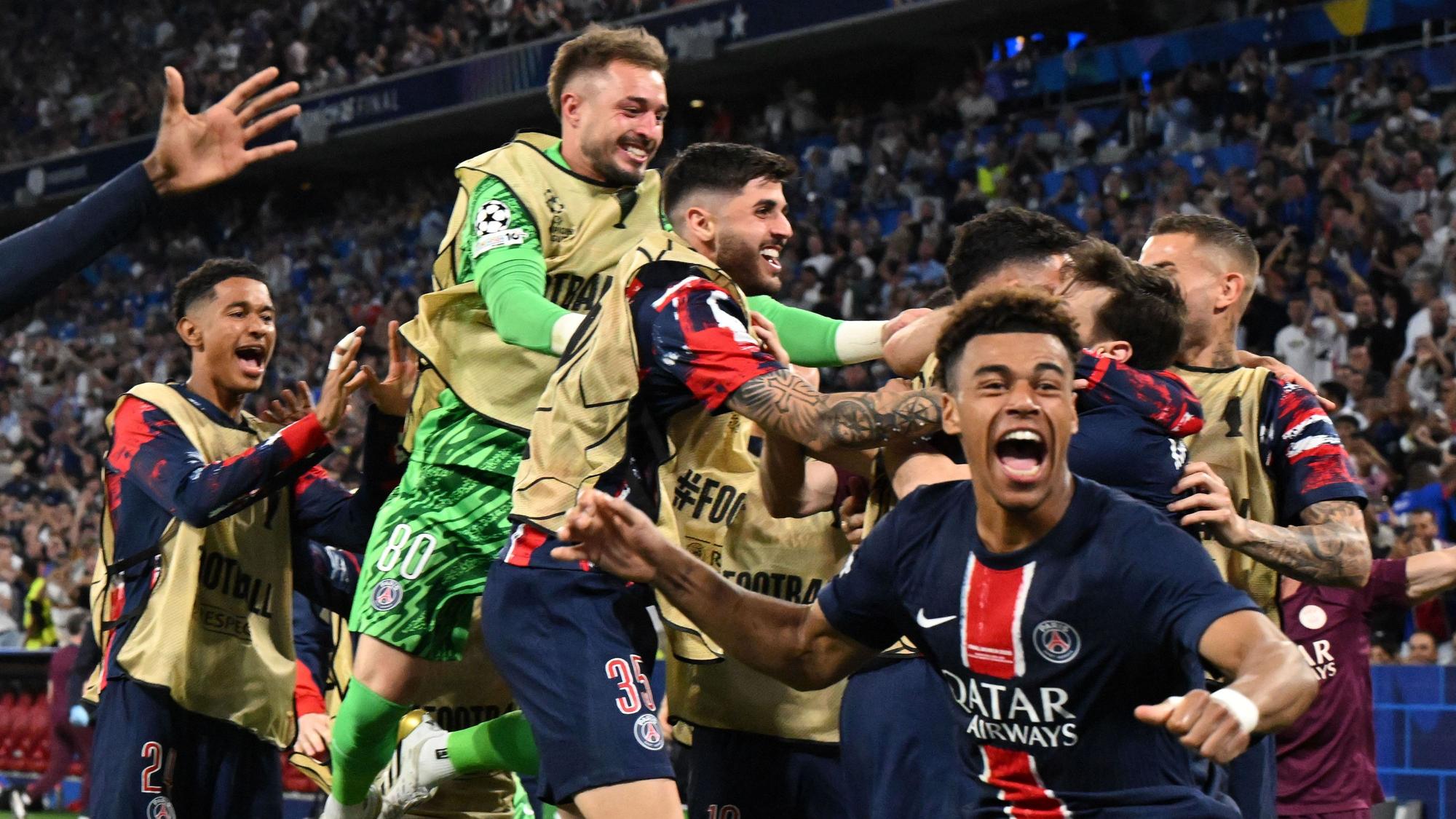 Paris Saint-Germain jubelt im Finale der Champions League gegen Inter Mailand.