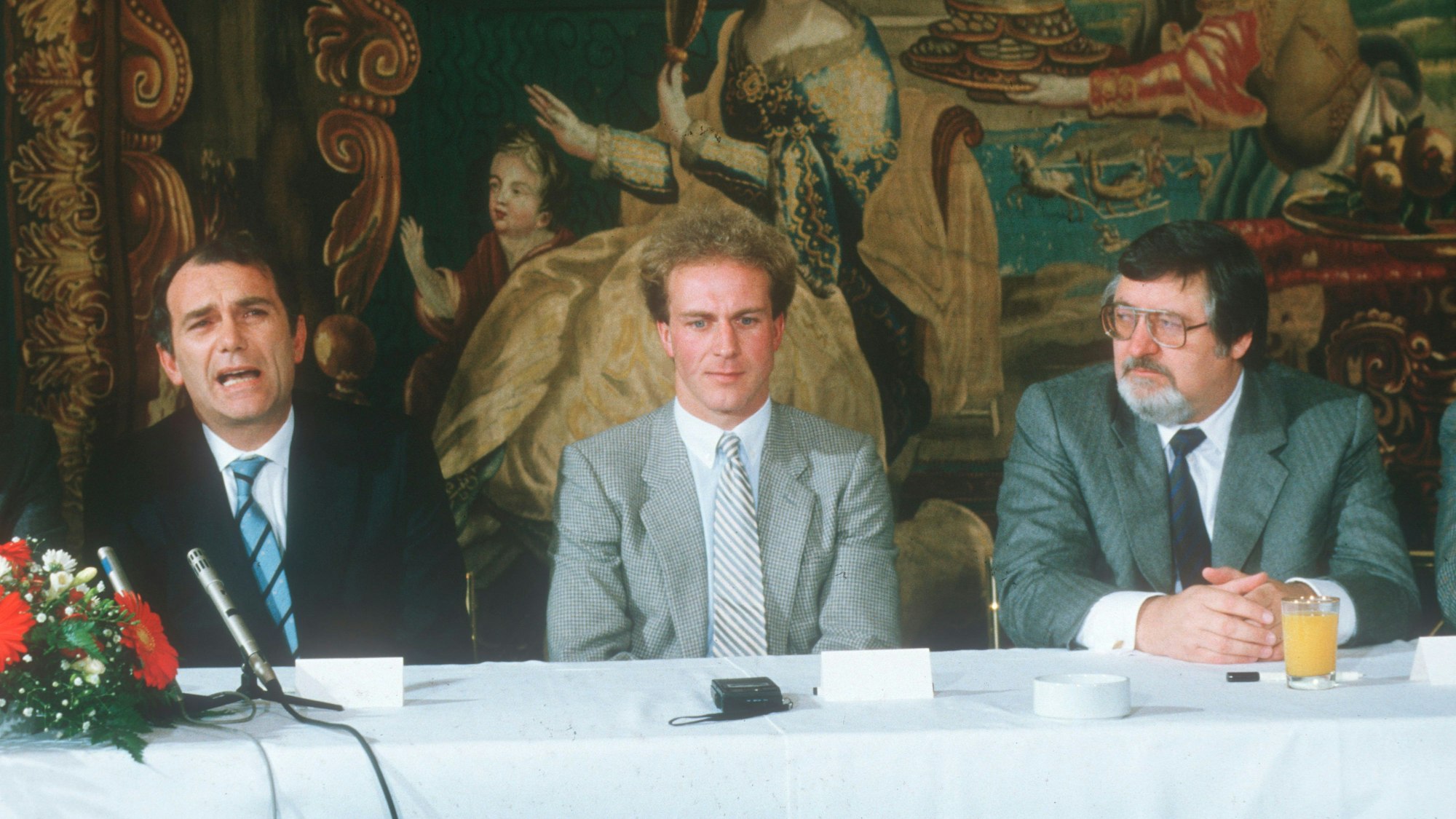 Pressekonferenz zum Wechsel von Karl-Heinz Rummenigge Mitte vom FC Bayern München zu Inter Mailand mit den Vereinspräsidenten Ernesto Pellegrini Inter/links und Willi O. Hofmann Bayern/rechts.