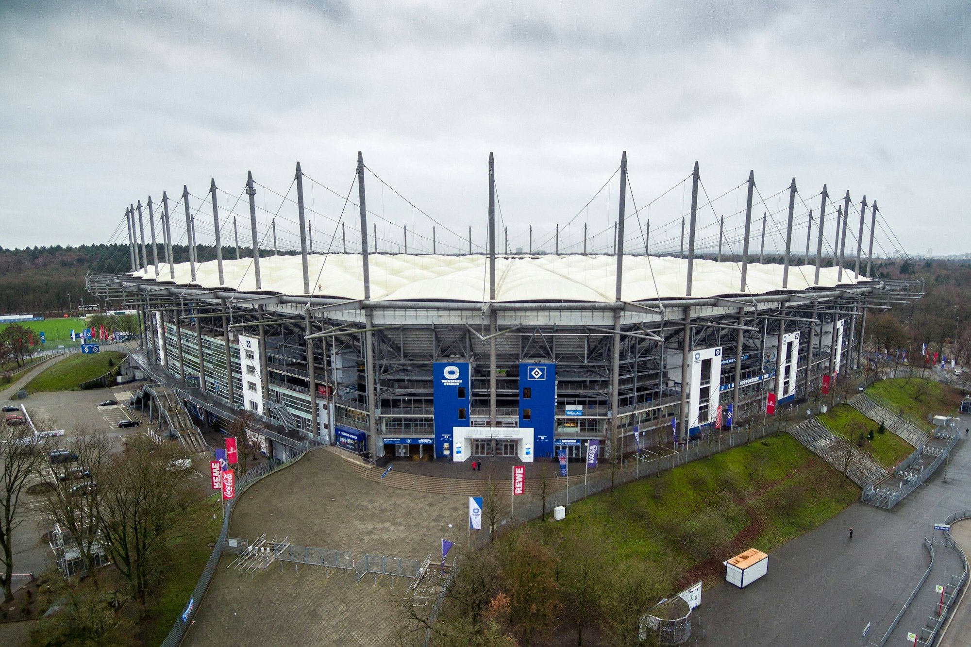 Aufnahme des Volksparkstadions von außen und aus der Luft.