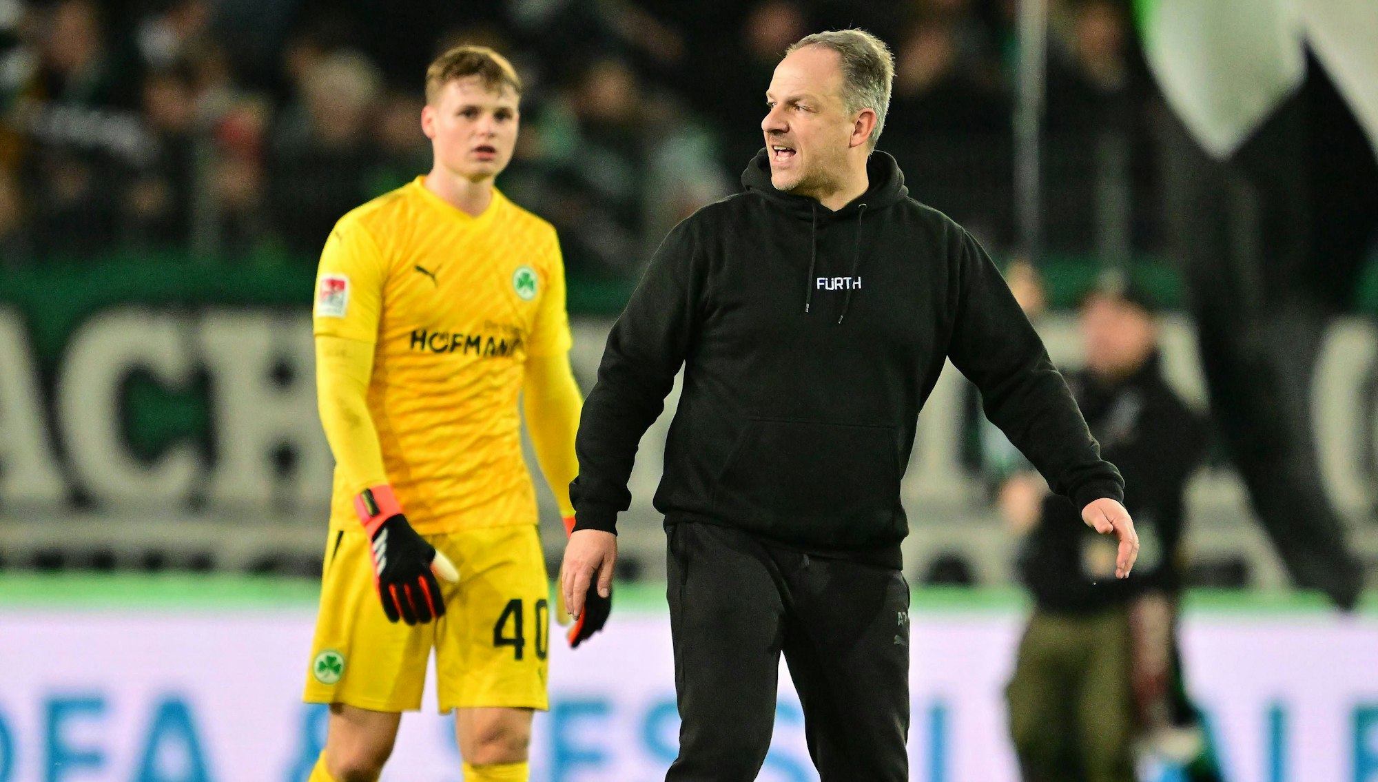 Alexander Zorniger ist nach einem Spiel enttäuscht, im Hintergrund ist Jonas Urbig zu sehen.