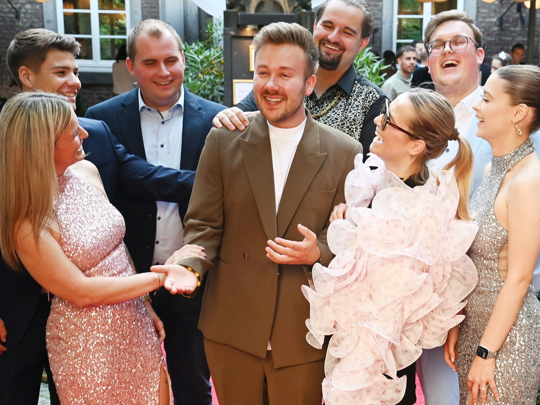 Rettungssanitäter Marcel Wilhelm mit Gästen im Hof der Wolkenburg.