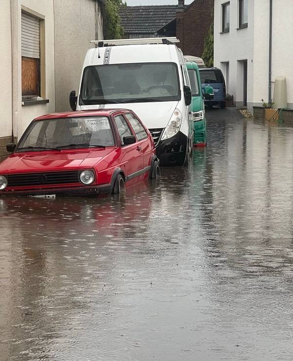 Eine Straße in Euskirchen steht unter Wasser. Starkregen war über den Ort hinweggezogen.