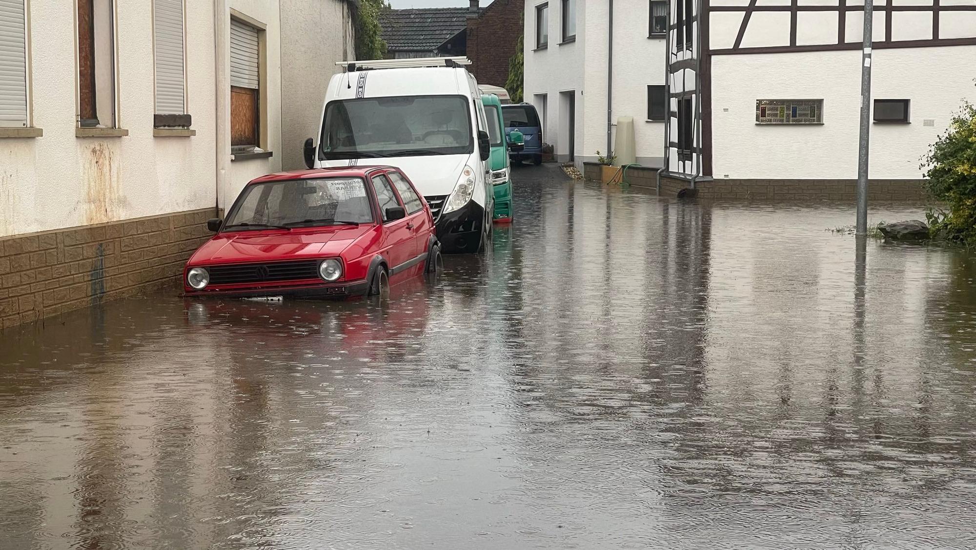 Eine Straße in Euskirchen steht unter Wasser. Starkregen war über den Ort hinweggezogen.