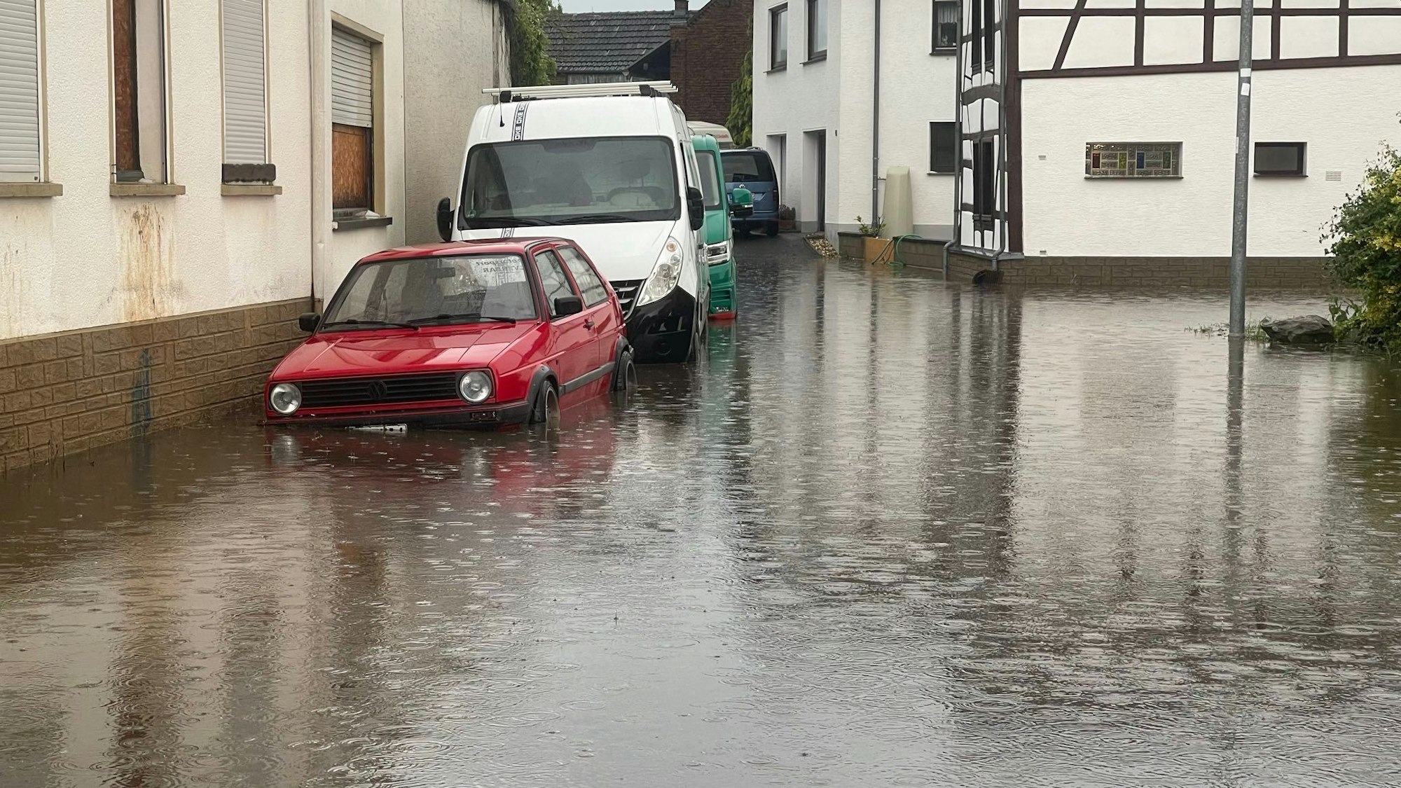 Eine Straße in Euskirchen steht unter Wasser. Starkregen war über den Ort hinweggezogen.