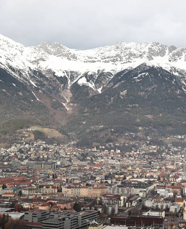 Bei einem Sturz in Innsbruck rutscht eine junge deutsche Bergsteigerin ab (Symbolbild).