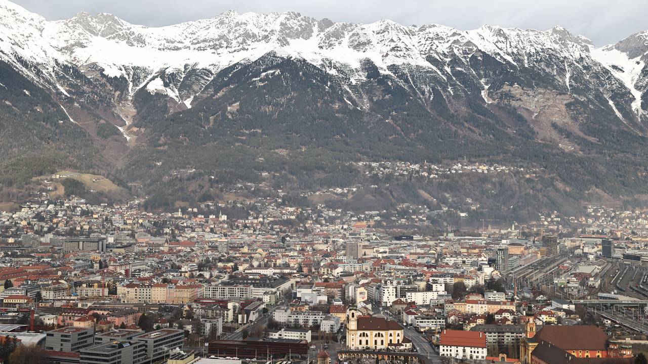 Bei einem Sturz in Innsbruck rutscht eine junge deutsche Bergsteigerin ab (Symbolbild).