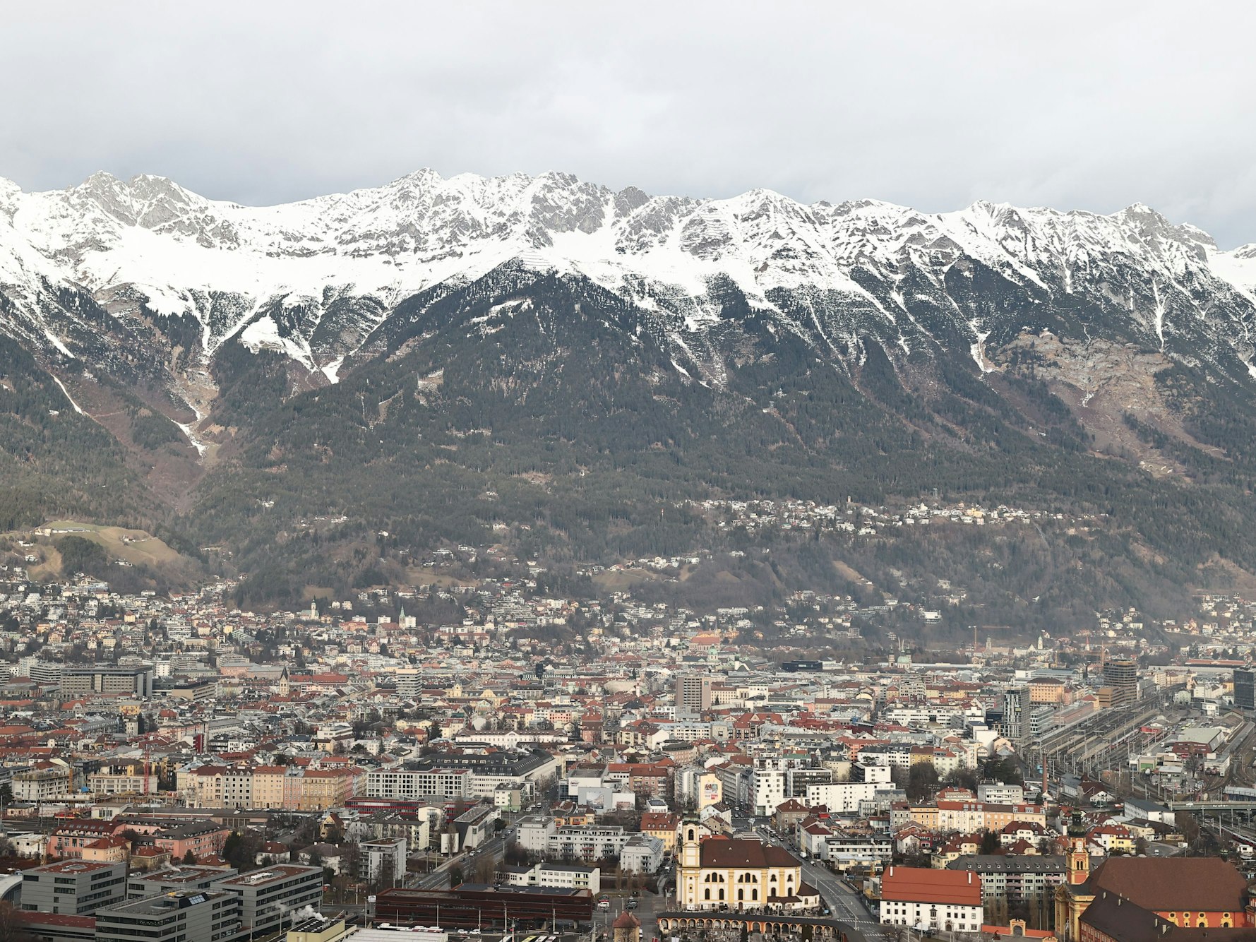 Bei einem Sturz in Innsbruck rutscht eine junge deutsche Bergsteigerin ab (Symbolbild).
