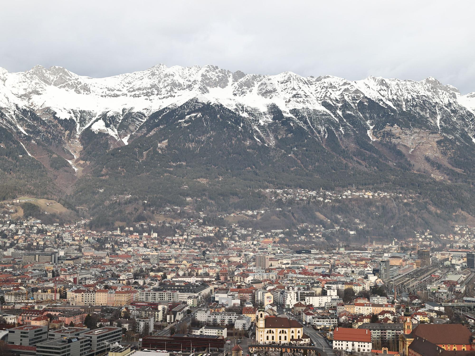 Bei einem Sturz in Innsbruck rutscht eine junge deutsche Bergsteigerin ab (Symbolbild).