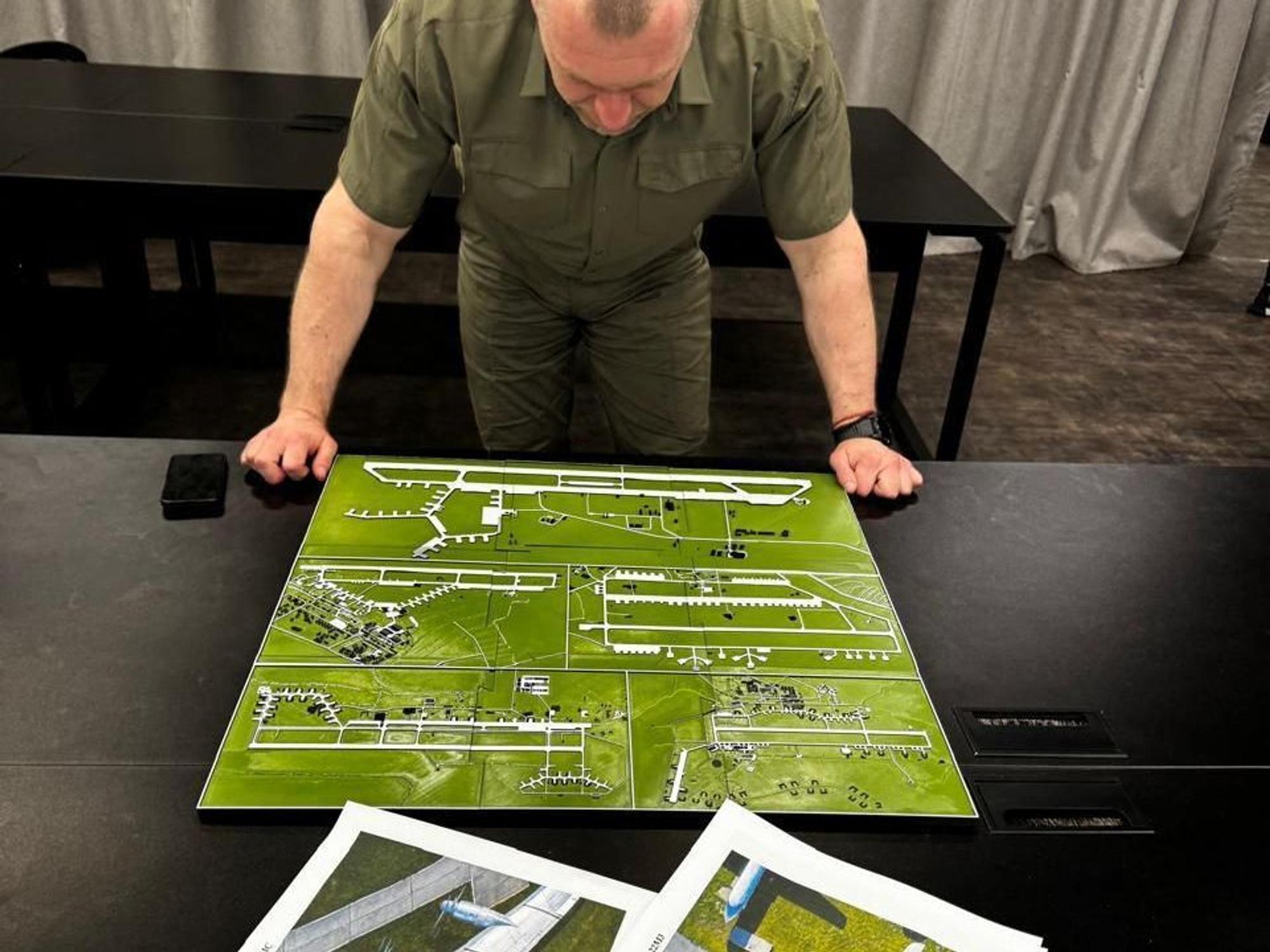 Der SBU veröffentlichte dieses Foto vom Leiter des ukrainischen Sicherheitsdienstes, Vasyl Malyuk, beim Betrachten einer Karte, die offenbar russische Flugplätze zeigt.