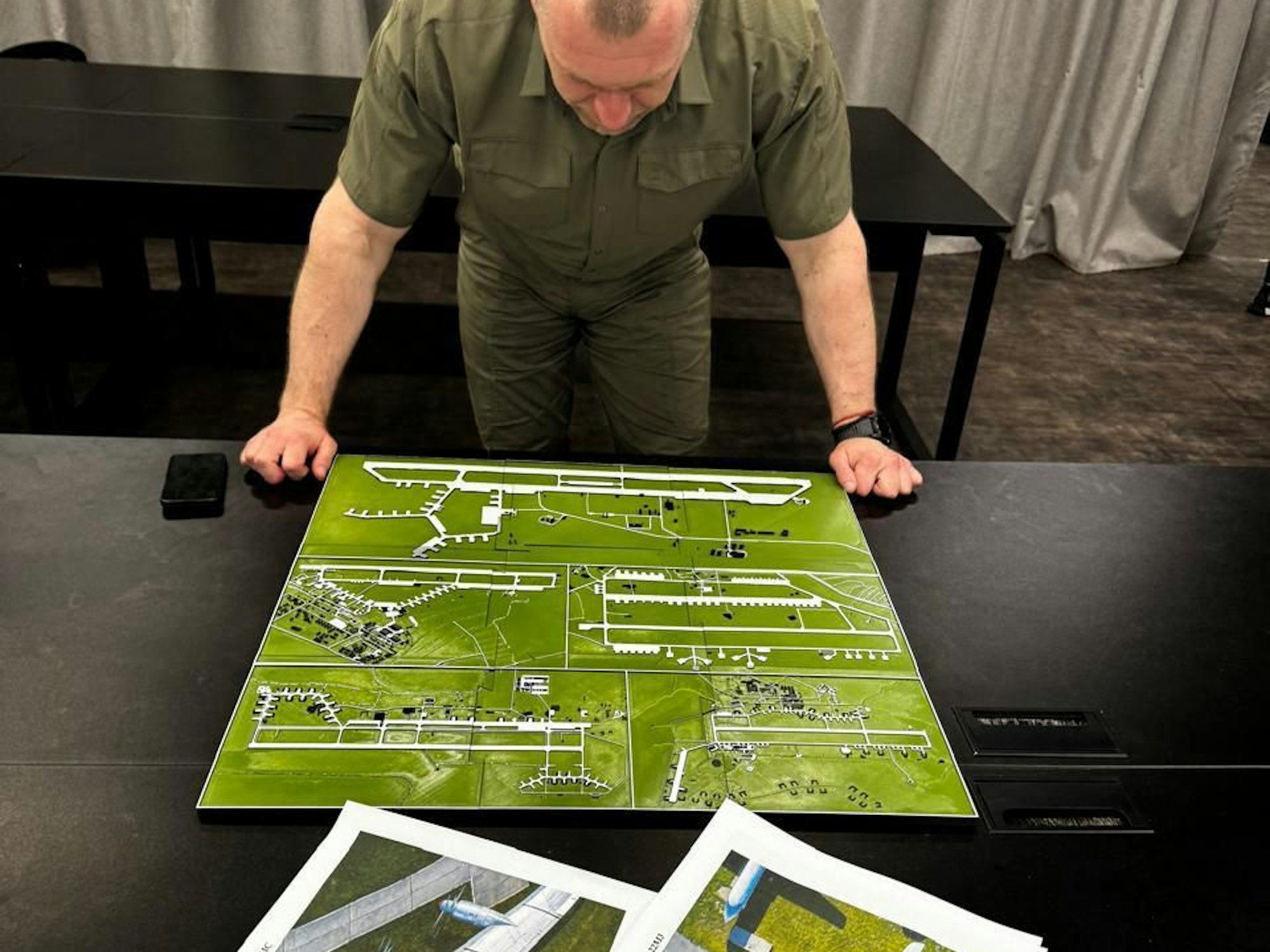 Der SBU veröffentlichte dieses Foto vom Leiter des ukrainischen Sicherheitsdienstes, Vasyl Malyuk, beim Betrachten einer Karte, die offenbar russische Flugplätze zeigt.