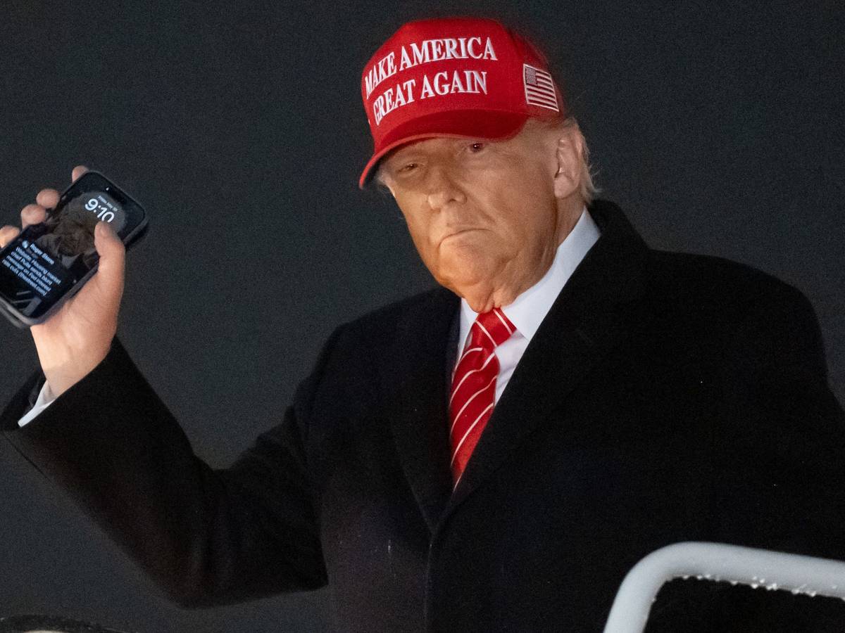 US-Präsident Donald Trump steigt am 30. Mai in Maryland aus der Air Force One aus – mit einem Handy in der Hand.