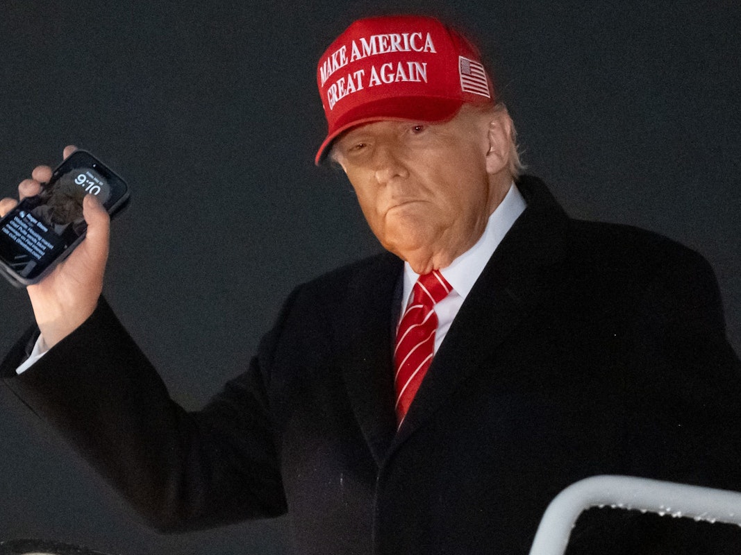 US-Präsident Donald Trump steigt am 30. Mai in Maryland aus der Air Force One aus – mit einem Handy in der Hand.