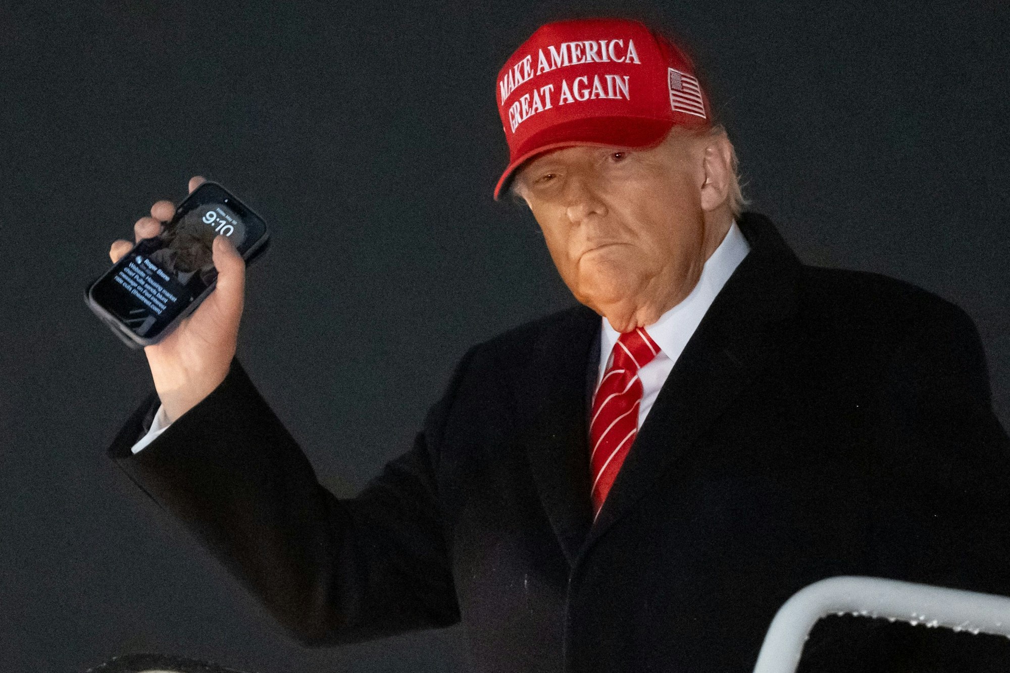 US-Präsident Donald Trump steigt am 30. Mai in Maryland aus der Air Force One aus – mit einem Handy in der Hand.